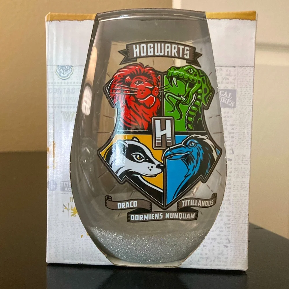 Harry Potter Hogwarts School of Witchcraft & Wizardry -  Black Tee - Picture 4 of 6